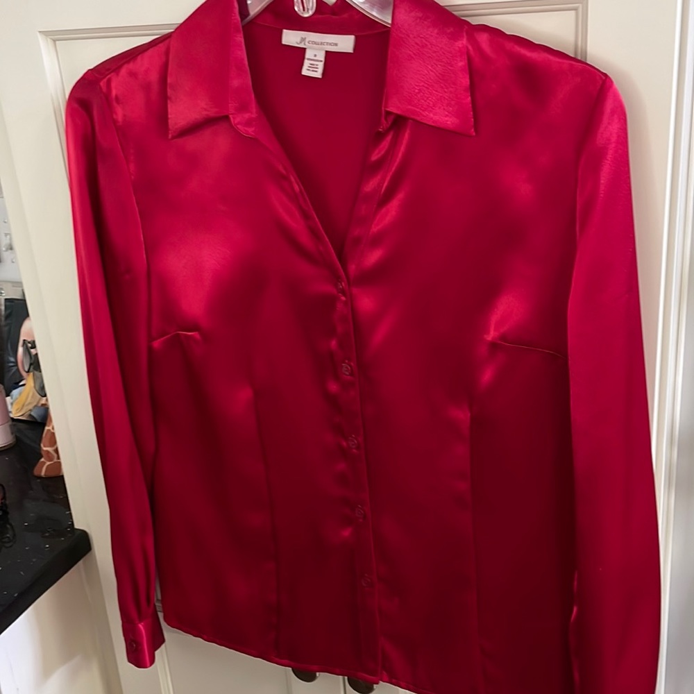 Silky, long -sleeved blouse with breast and trunk darts for a fitted look.